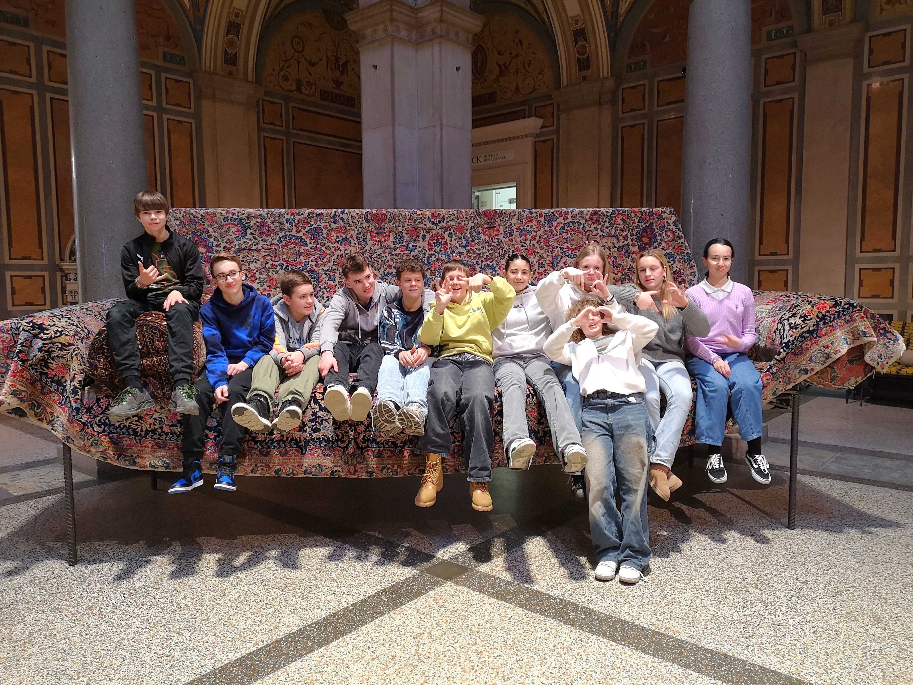 Schueler auf dem Sofa