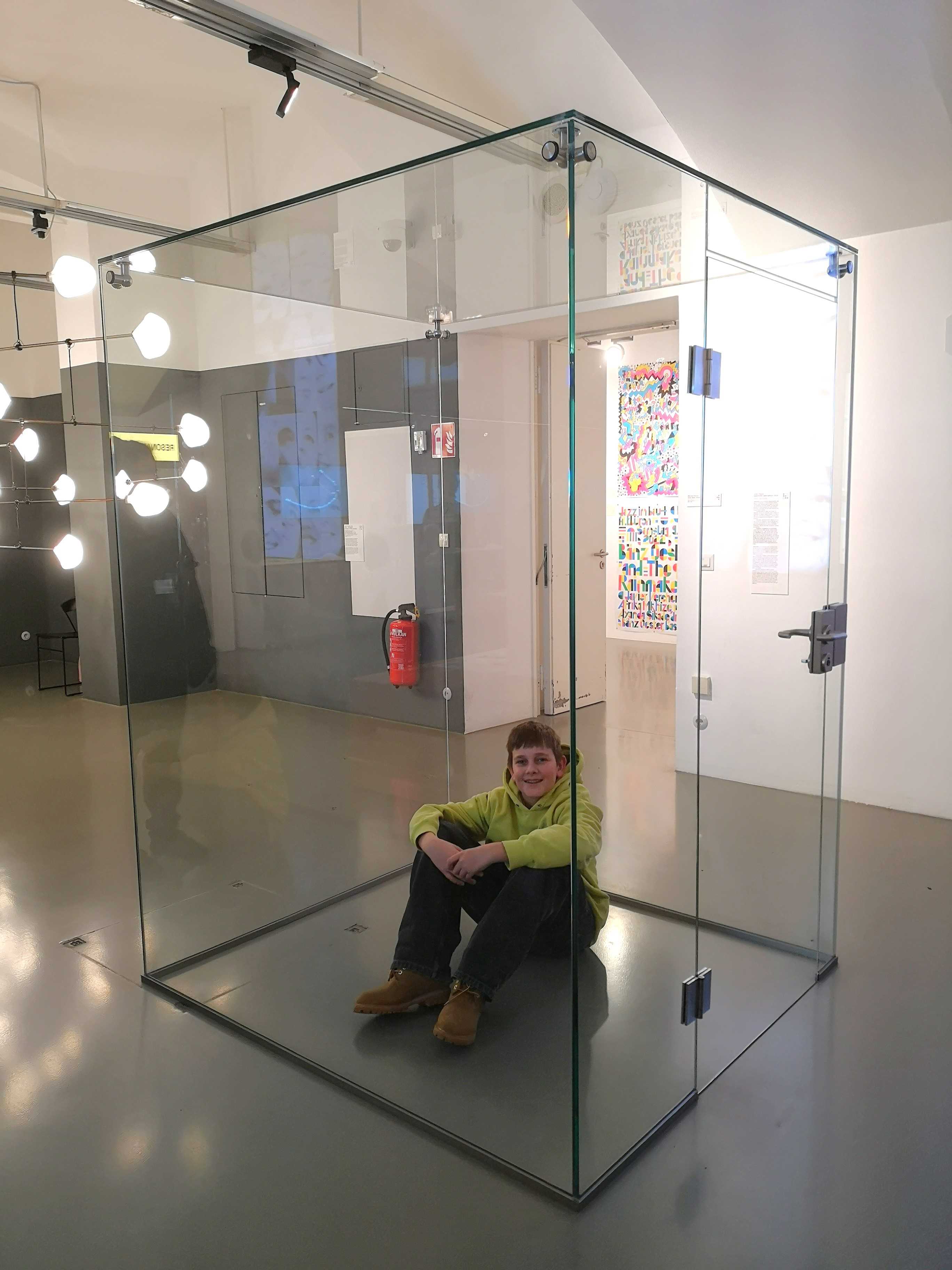 Schueler in Glaskasten