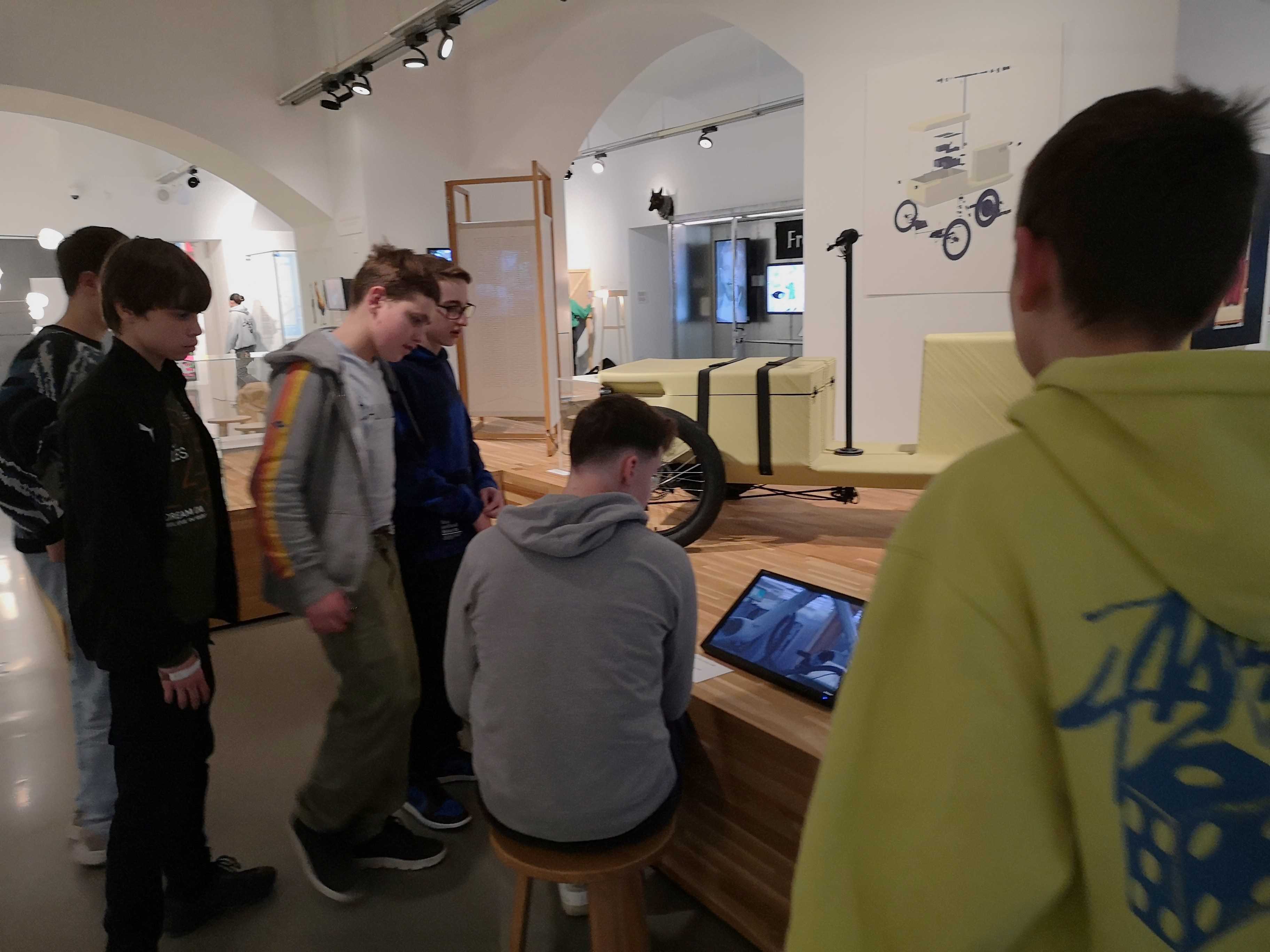 SchuelerInnen betrachten die Ausstellung