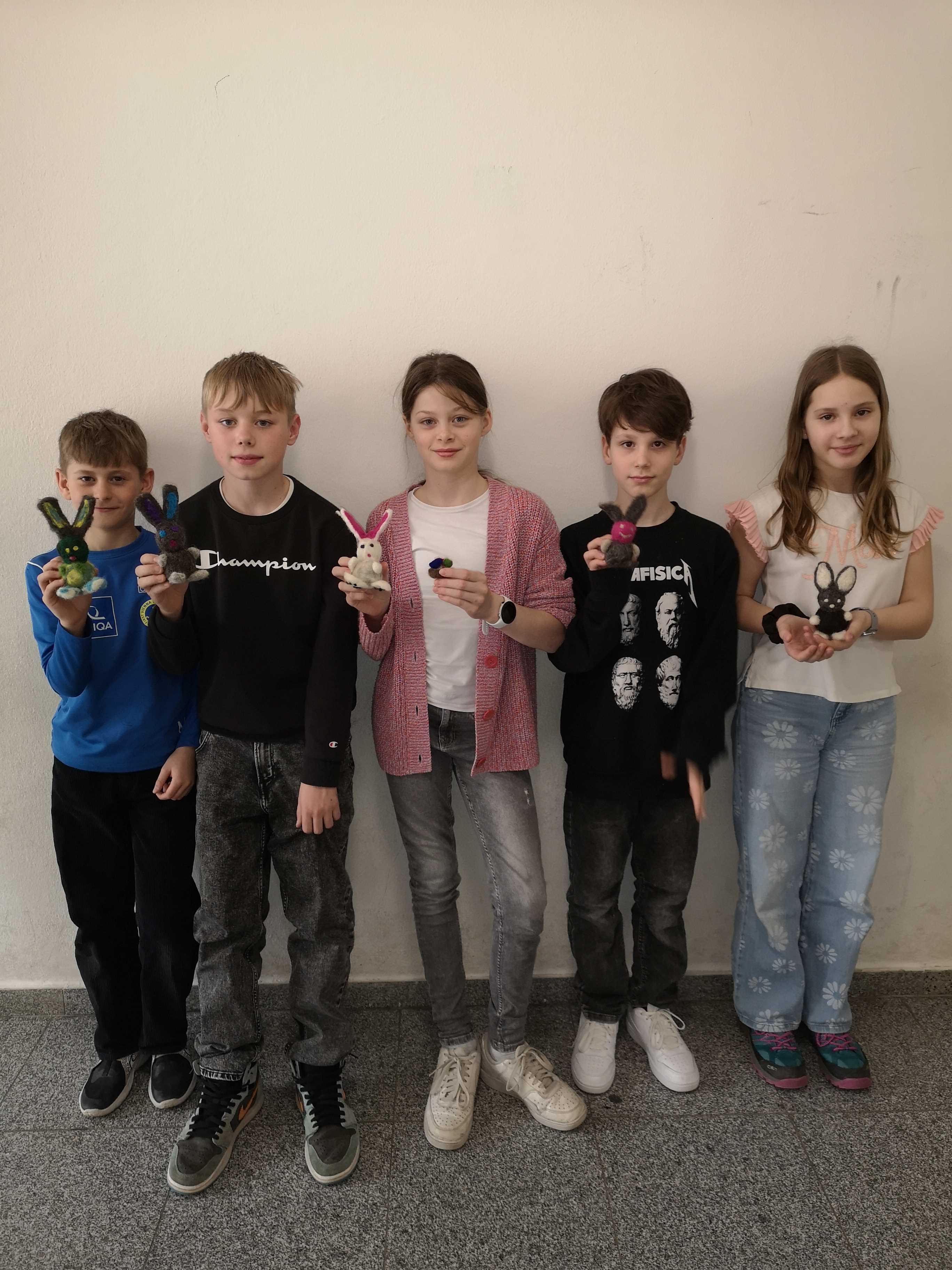 Schueler mit Arbeitsergebnisse